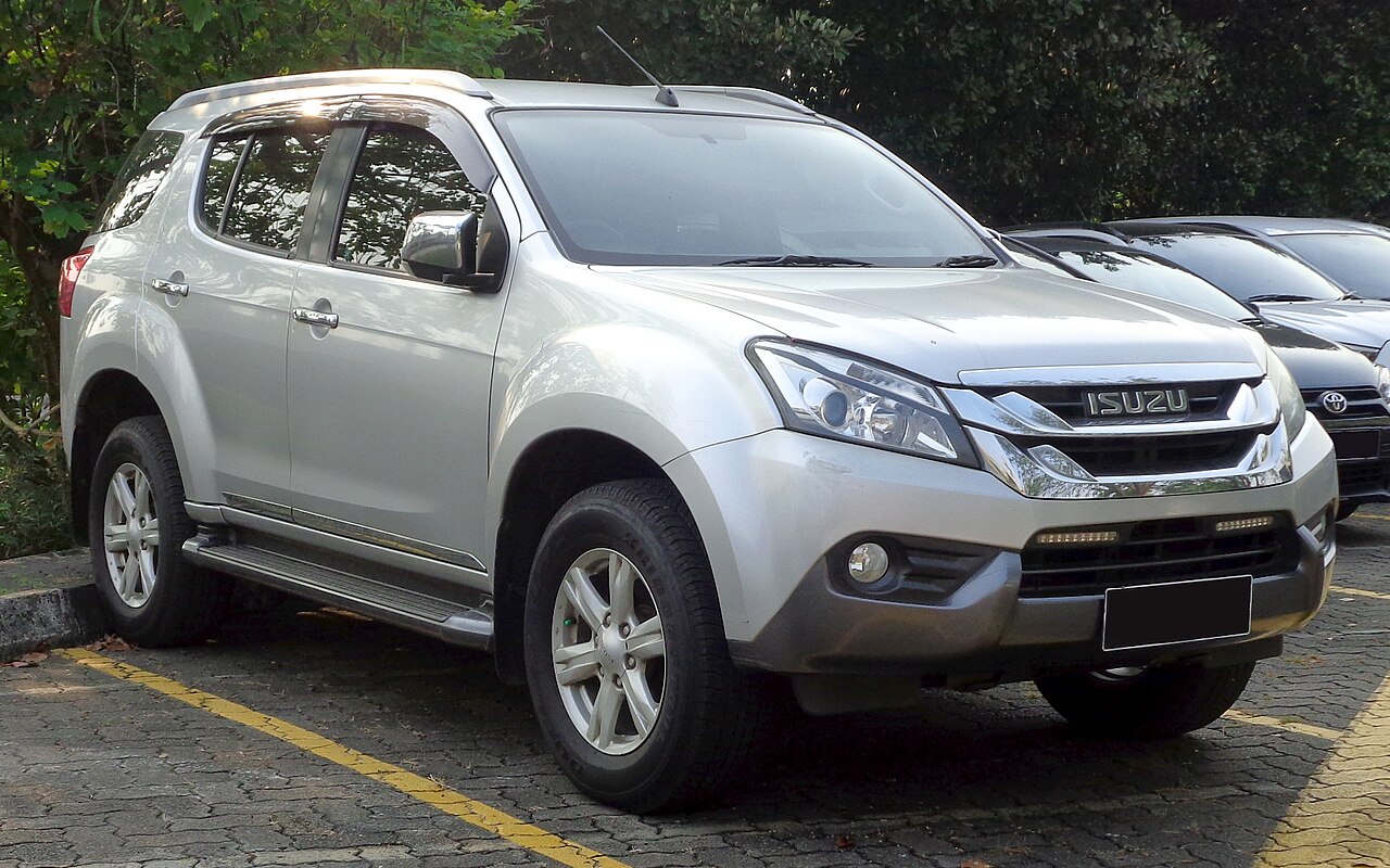 Isuzu MU-X — front three-quarter exterior view