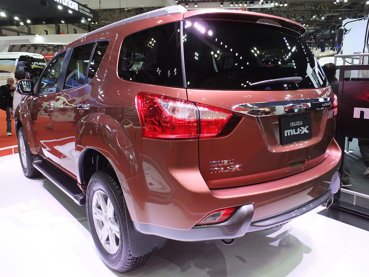 Isuzu MU-X — rear three-quarter view