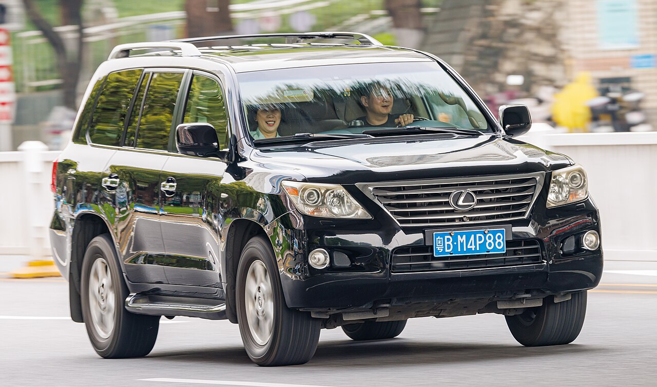 Lexus LX 570 — exterior view
