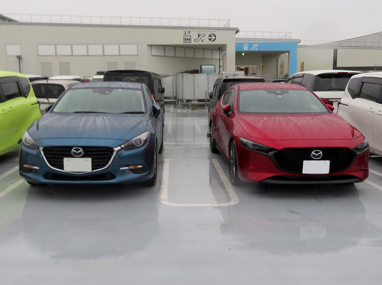Mazda Axela — front three-quarter exterior view