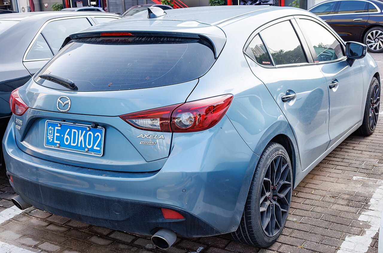 Mazda Axela — rear three-quarter view