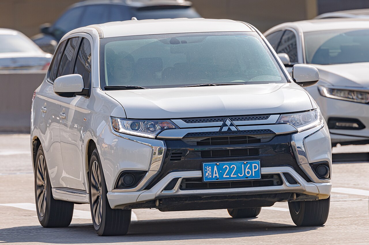 Mitsubishi Outlander — exterior view