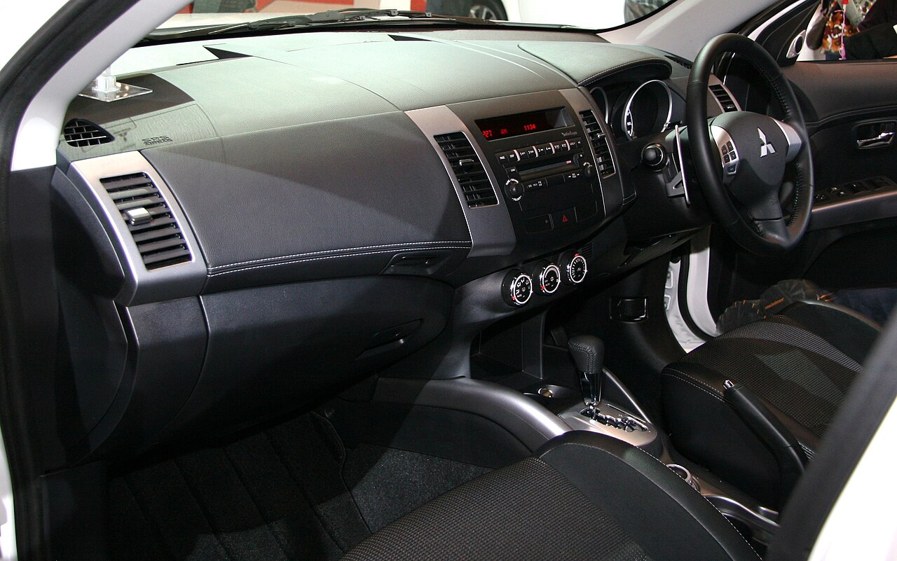 Mitsubishi Outlander — interior, dashboard and cabin