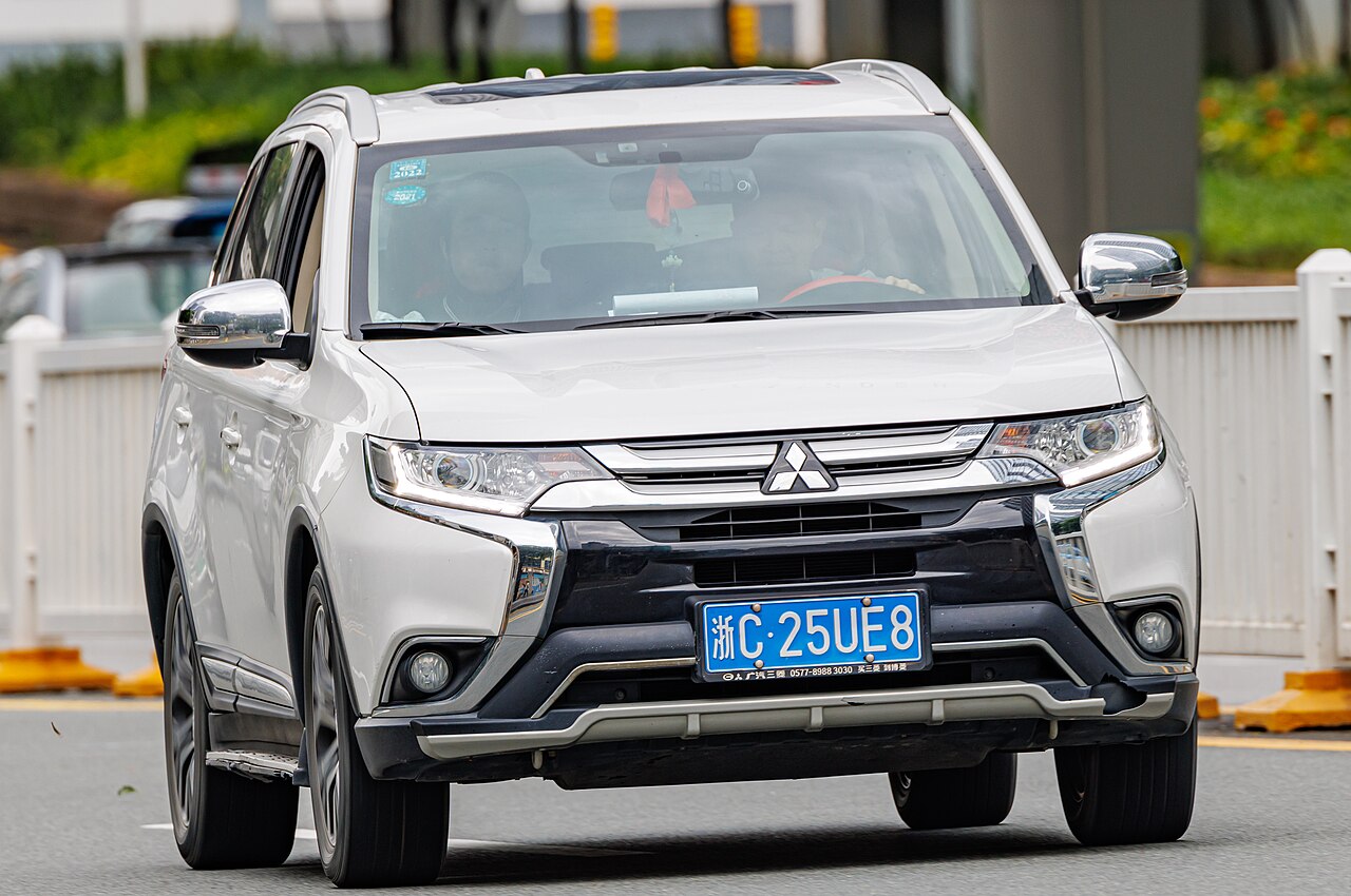 Mitsubishi Outlander — exterior view