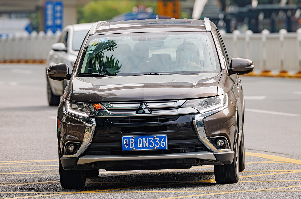 Mitsubishi Outlander — exterior view