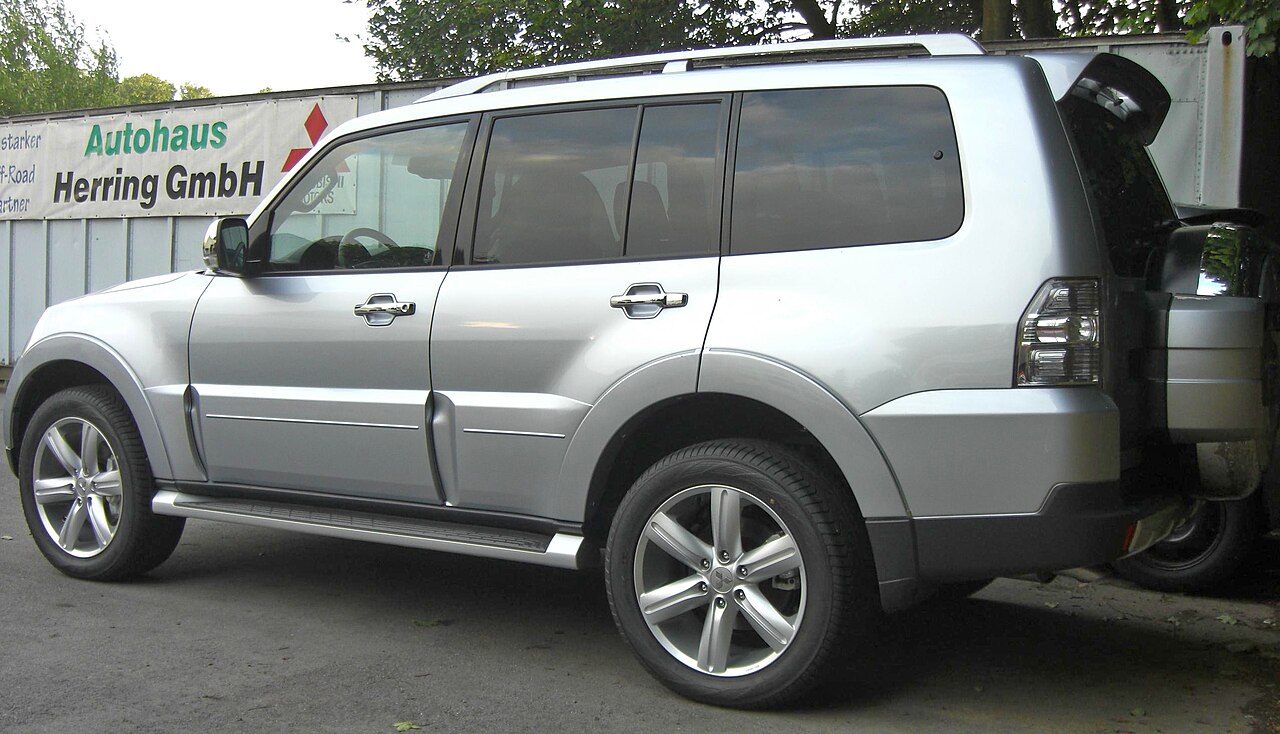 Mitsubishi Pajero — rear three-quarter view