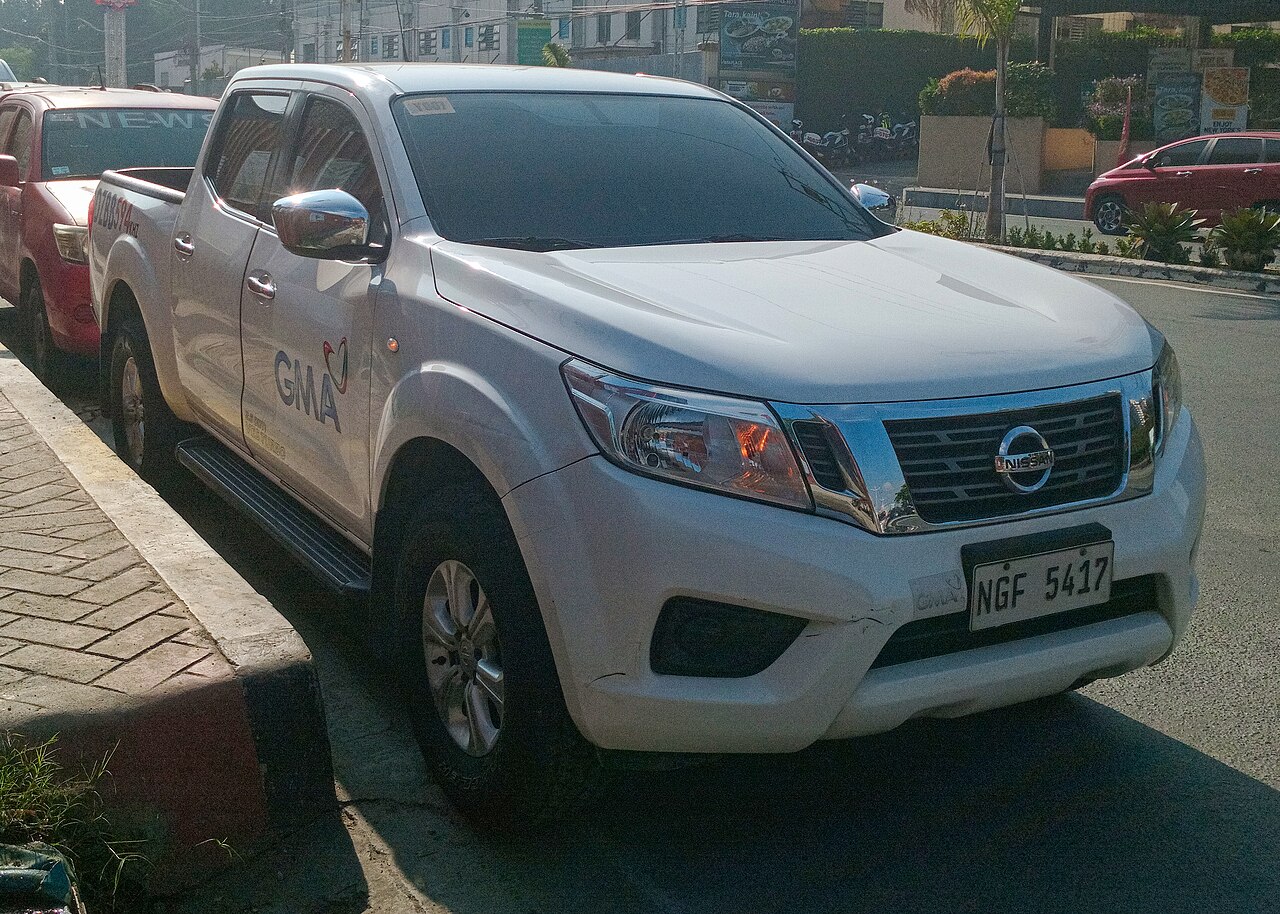2020 Nissan Navara — front three-quarter exterior view