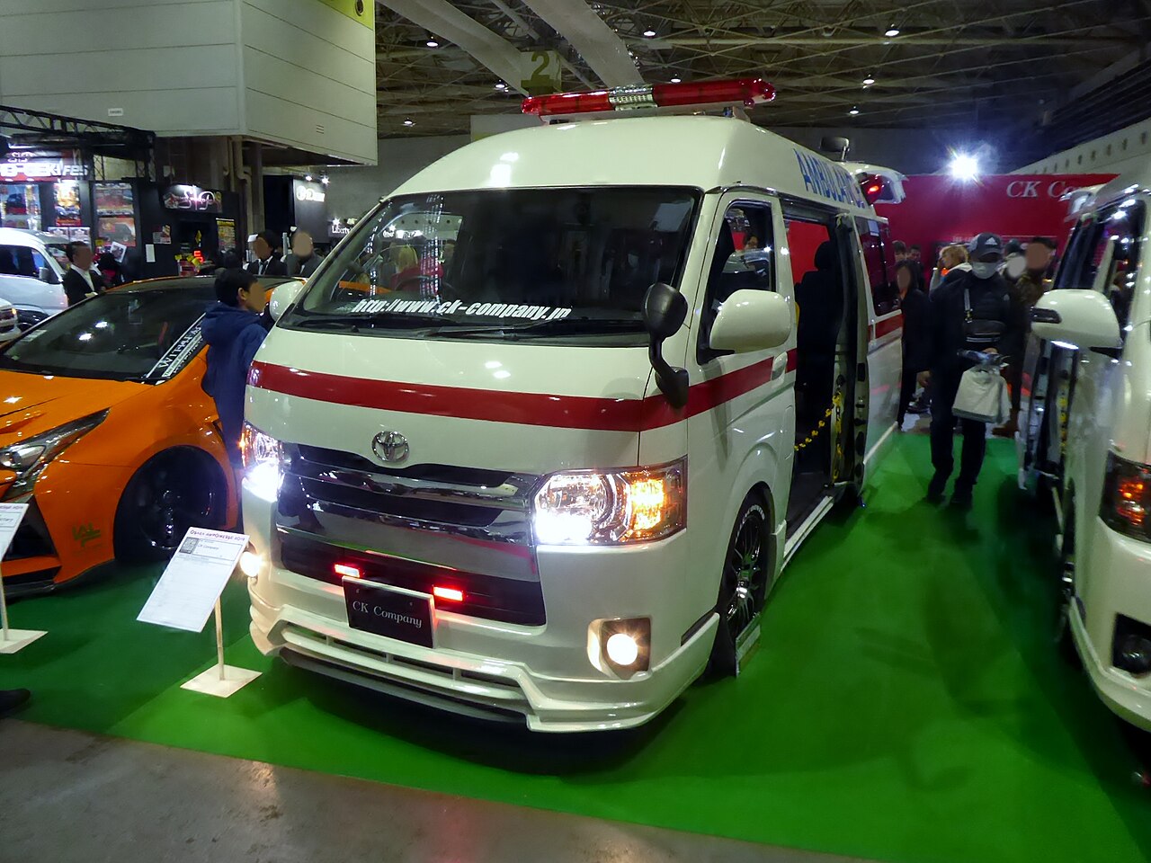 Toyota HiAce — exterior view