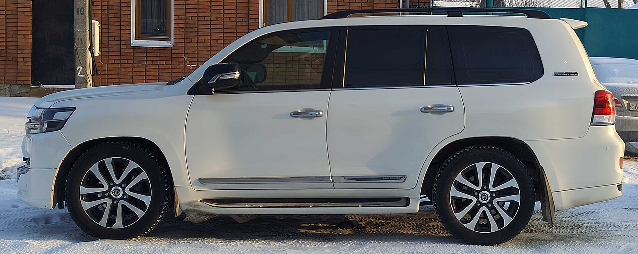 2018 Toyota Land Cruiser V8 ZX — side profile