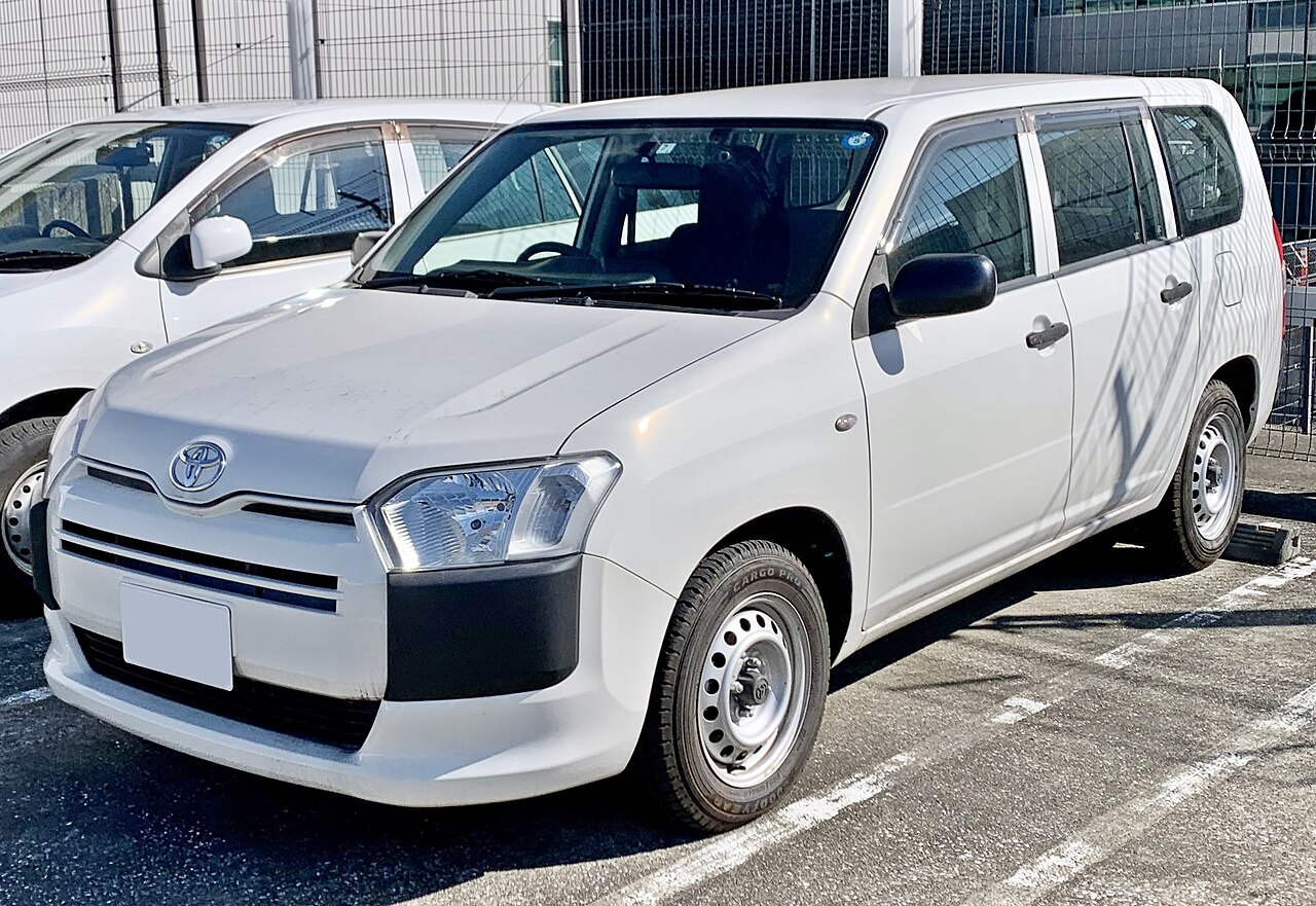 Toyota Probox — front three-quarter exterior view