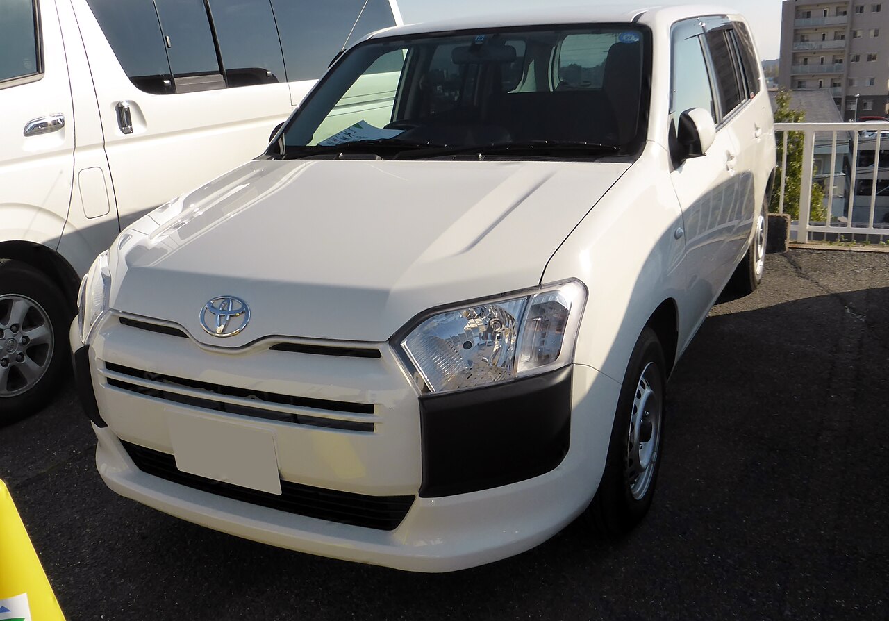 Toyota Probox — front three-quarter exterior view