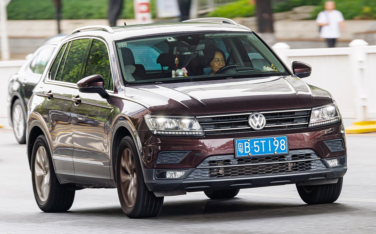 Volkswagen Tiguan — exterior view